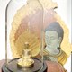 Tượng phật mạ vàng trong lồng kính