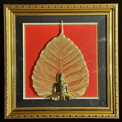 Khung tranh lá bồ đề mạ vàng 24K gắn tượng phật ngồi thiền (K-06)