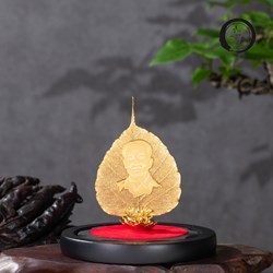 Lá bồ đề mạ vàng và tượng Bác Hồ Chí Minh